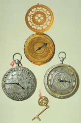 Montres de poche, planche XXIX de La Maison Royale des Stuart par William Gibb, publié en 1890